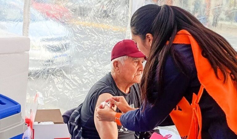 La campaña de la Semana de Vacunación de las Américas avanza con gran éxito en San Juan, donde ya se aplicaron más de 23 mil dosis en apenas cinco días. La iniciativa, que se extenderá hasta el 2 de mayo, refleja una fuerte respuesta de la comunidad en todos los departamentos.