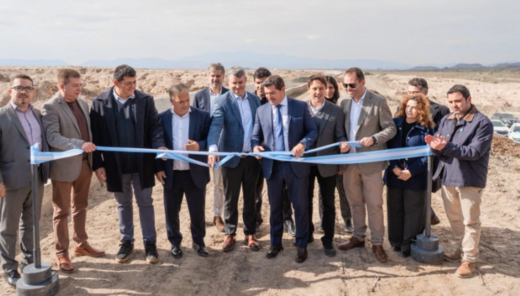 El gobernador Marcelo Orrego encabezó la inauguración de una importante obra hídrica en el departamento Jáchal, destinada a optimizar la distribución del agua de riego y potenciar la producción agrícola de la región. Los trabajos incluyeron la puesta en valor de más de cinco kilómetros del Canal del Norte y la reconstrucción de infraestructura esencial para su funcionamiento.