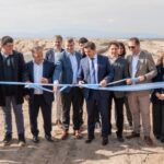El gobernador Marcelo Orrego encabezó la inauguración de una importante obra hídrica en el departamento Jáchal, destinada a optimizar la distribución del agua de riego y potenciar la producción agrícola de la región. Los trabajos incluyeron la puesta en valor de más de cinco kilómetros del Canal del Norte y la reconstrucción de infraestructura esencial para su funcionamiento.