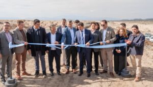 El gobernador Marcelo Orrego encabezó la inauguración de una importante obra hídrica en el departamento Jáchal, destinada a optimizar la distribución del agua de riego y potenciar la producción agrícola de la región. Los trabajos incluyeron la puesta en valor de más de cinco kilómetros del Canal del Norte y la reconstrucción de infraestructura esencial para su funcionamiento.