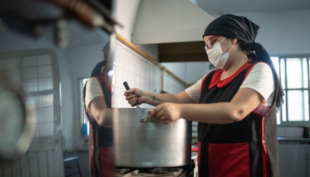 Más de 15 emprendedores sanjuaninos del sector gastronómico participan durante junio de un nuevo ciclo de capacitaciones impulsado por la Dirección de Economía Social, destinado a potenciar sus actividades productivas y fortalecer sus oportunidades de crecimiento.