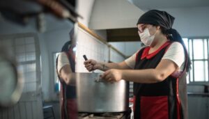 Más de 15 emprendedores sanjuaninos del sector gastronómico participan durante junio de un nuevo ciclo de capacitaciones impulsado por la Dirección de Economía Social, destinado a potenciar sus actividades productivas y fortalecer sus oportunidades de crecimiento.