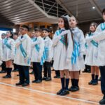 Escuelas, plazas, polideportivos y espacios públicos de toda la provincia se encuentran colmados de estudiantes y familias que participan de los actos de Promesa y Renovación de Lealtad a la Bandera Argentina, una de las ceremonias más importantes del calendario escolar.