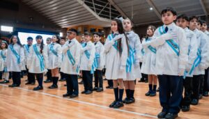Escuelas, plazas, polideportivos y espacios públicos de toda la provincia se encuentran colmados de estudiantes y familias que participan de los actos de Promesa y Renovación de Lealtad a la Bandera Argentina, una de las ceremonias más importantes del calendario escolar.