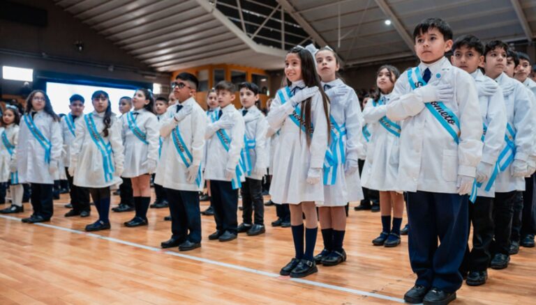 Escuelas, plazas, polideportivos y espacios públicos de toda la provincia se encuentran colmados de estudiantes y familias que participan de los actos de Promesa y Renovación de Lealtad a la Bandera Argentina, una de las ceremonias más importantes del calendario escolar.
