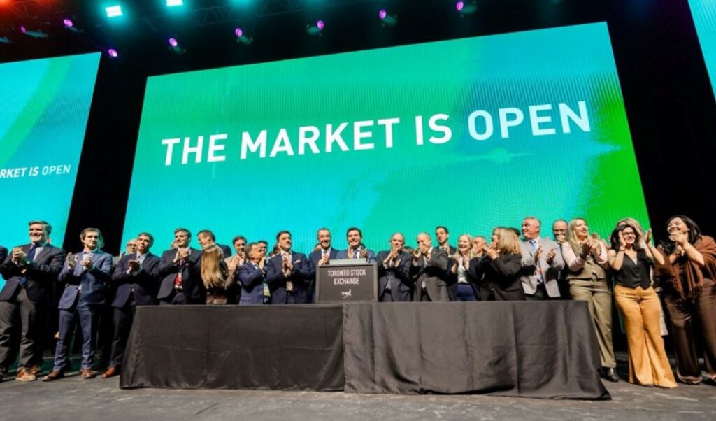 En el marco de la Expo San Juan Minera 2026, el gobernador de San Juan, Marcelo Orrego, participó de la ceremonia “Ring the Bell: TSX Market Opening Ceremony”, una actividad simbólica que representa la apertura de operaciones de la Bolsa de Valores de Toronto, uno de los principales mercados de financiamiento minero del mundo.