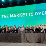 En el marco de la Expo San Juan Minera 2026, el gobernador de San Juan, Marcelo Orrego, participó de la ceremonia “Ring the Bell: TSX Market Opening Ceremony”, una actividad simbólica que representa la apertura de operaciones de la Bolsa de Valores de Toronto, uno de los principales mercados de financiamiento minero del mundo.
