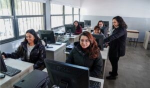 En el marco del 464° aniversario de la fundación de San Juan, la provincia continúa mostrando cómo la actividad minera puede convertirse en una herramienta para impulsar el desarrollo social, educativo y productivo. Durante 2025, la Dirección de Desarrollo Minero Sustentable fortaleció diversos programas destinados a ampliar oportunidades en los departamentos mineros.