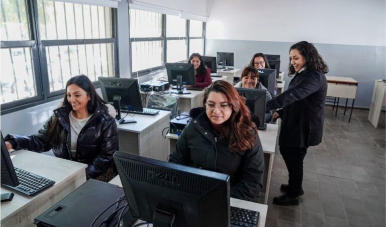 En el marco del 464° aniversario de la fundación de San Juan, la provincia continúa mostrando cómo la actividad minera puede convertirse en una herramienta para impulsar el desarrollo social, educativo y productivo. Durante 2025, la Dirección de Desarrollo Minero Sustentable fortaleció diversos programas destinados a ampliar oportunidades en los departamentos mineros.