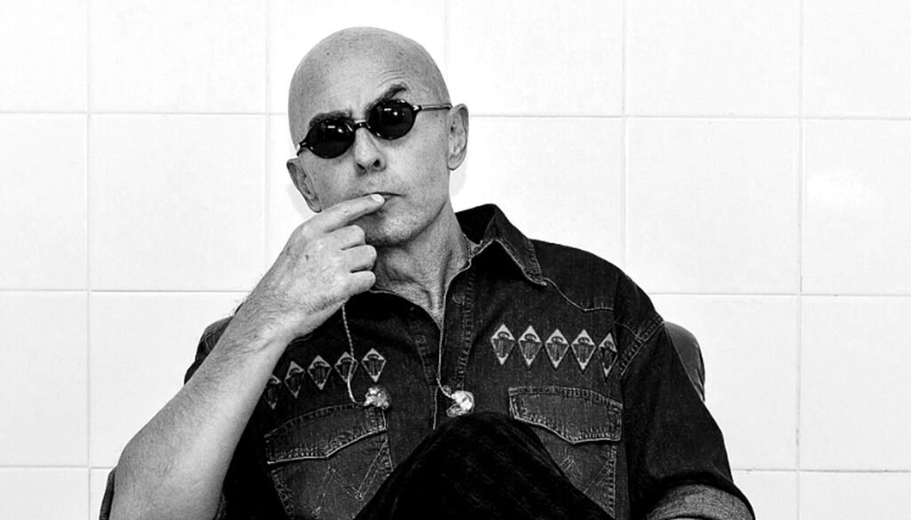 El rock argentino atraviesa una de las jornadas más tristes de su historia. En la madrugada de este viernes falleció Carlos Alberto Solari, más conocido como el Indio Solari, a los 77 años. El emblemático cantante y compositor luchaba desde hacía años contra la enfermedad de Parkinson, afección que lo había obligado a alejarse de los escenarios y reducir sus apariciones públicas.