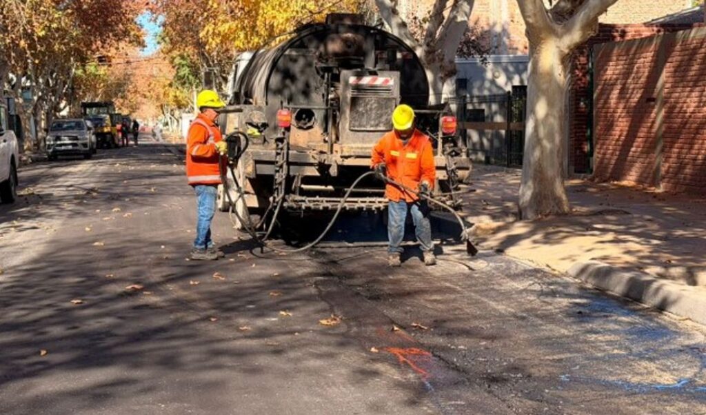 El Ministerio de Infraestructura, Agua y Energía, a través de la Dirección Provincial de Vialidad, inició esta semana una nueva etapa del Plan de Pavimentos Urbanos en la Capital sanjuanina. Los primeros trabajos se desarrollan sobre calle Caseros, entre avenida Libertador General San Martín y Rivadavia, una de las zonas más transitadas del microcentro.