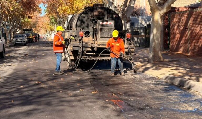 El Ministerio de Infraestructura, Agua y Energía, a través de la Dirección Provincial de Vialidad, inició esta semana una nueva etapa del Plan de Pavimentos Urbanos en la Capital sanjuanina. Los primeros trabajos se desarrollan sobre calle Caseros, entre avenida Libertador General San Martín y Rivadavia, una de las zonas más transitadas del microcentro.