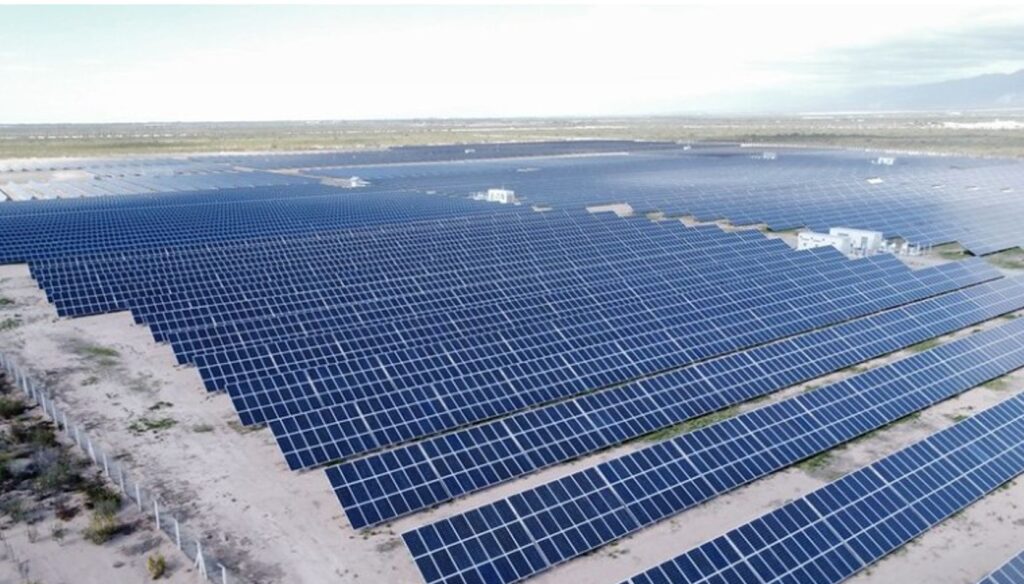 San Juan reúne dos de los recursos más importantes para el futuro de la transición energética mundial: una de las mayores capacidades de generación de energía solar del país y un enorme potencial para la producción de cobre. Esta combinación posiciona a la provincia como un actor estratégico para el desarrollo de energías limpias y la provisión de minerales críticos.