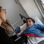 El Gobierno de San Juan llevará adelante este miércoles un importante operativo integral de salud destinado a las familias de niños y adolescentes que asisten al Centro de Abordaje Kevin, ubicado en el departamento Chimbas. La iniciativa surge del trabajo conjunto entre los ministerios de Salud y de Familia y Desarrollo Humano con el objetivo de acercar múltiples servicios de manera gratuita.