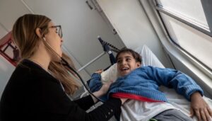 El Gobierno de San Juan llevará adelante este miércoles un importante operativo integral de salud destinado a las familias de niños y adolescentes que asisten al Centro de Abordaje Kevin, ubicado en el departamento Chimbas. La iniciativa surge del trabajo conjunto entre los ministerios de Salud y de Familia y Desarrollo Humano con el objetivo de acercar múltiples servicios de manera gratuita.