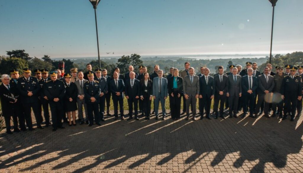 La provincia de San Juan participó del Segundo Consejo de Seguridad Interior, realizado en la ciudad de Paraná, donde autoridades de todo el país analizaron estrategias conjuntas para fortalecer las políticas de prevención del delito y la cooperación entre las distintas jurisdicciones. El encuentro reunió a representantes provinciales junto a funcionarios nacionales para avanzar en una agenda común de trabajo.