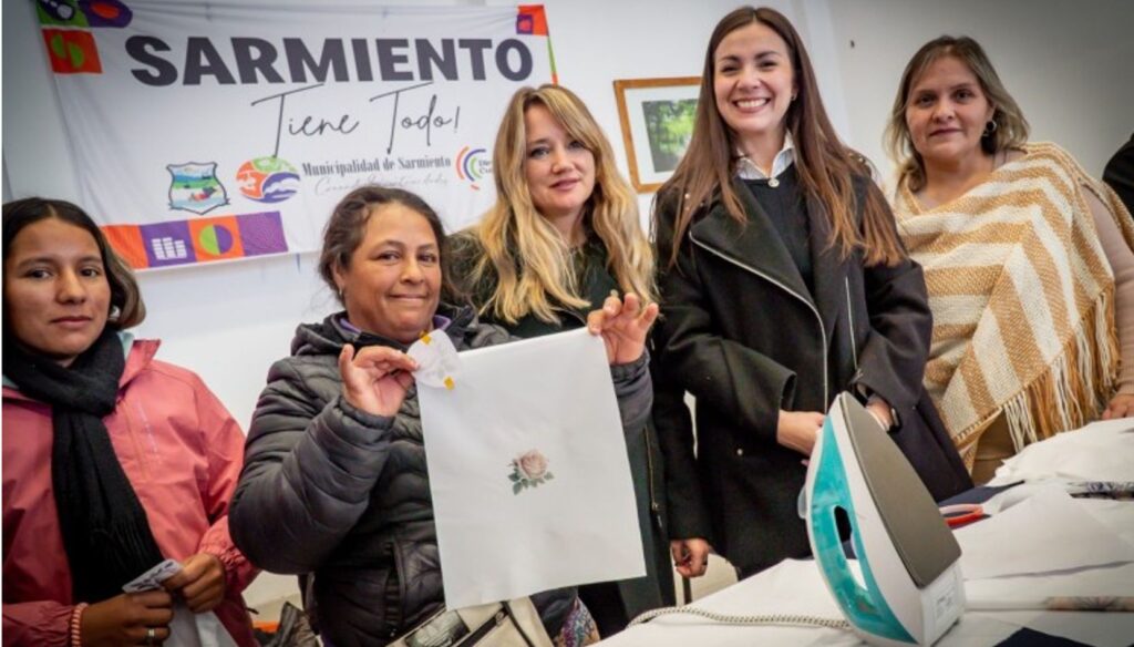 Más de 70 participantes formaron parte de un taller de capacitación impulsado por el Gobierno de San Juan, donde aprendieron técnicas de sublimación textil y recibieron materiales para poner en práctica los conocimientos adquiridos.