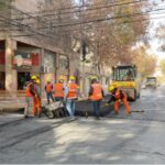 El Gobierno de San Juan continúa ejecutando obras de repavimentación en el centro de la capital. Los trabajos forman parte del Plan de Pavimentos Urbanos e incluyen la renovación de más de 80 mil metros cuadrados de calzada.