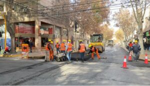 El Gobierno de San Juan continúa ejecutando obras de repavimentación en el centro de la capital. Los trabajos forman parte del Plan de Pavimentos Urbanos e incluyen la renovación de más de 80 mil metros cuadrados de calzada.