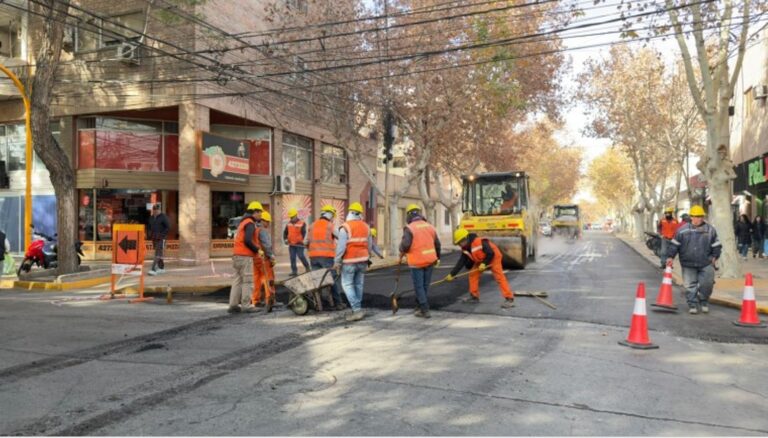 El Gobierno de San Juan continúa ejecutando obras de repavimentación en el centro de la capital. Los trabajos forman parte del Plan de Pavimentos Urbanos e incluyen la renovación de más de 80 mil metros cuadrados de calzada.