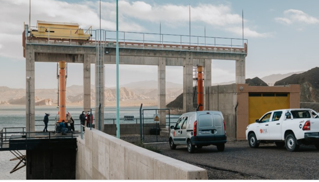 En el marco de las tareas preventivas desarrolladas ante la temporada de mayores caudales, organismos provinciales realizaron una operación programada del descargador de fondo del Dique Cuesta del Viento, ubicado en el departamento Iglesia. El operativo fue llevado adelante por la Dirección de Recursos Energéticos, EPSE y el Departamento de Hidráulica, dentro del esquema de trabajo de la Coordinación Provincial de Respuesta ante Emergencia.