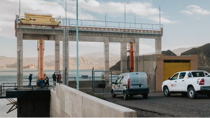 En el marco de las tareas preventivas desarrolladas ante la temporada de mayores caudales, organismos provinciales realizaron una operación programada del descargador de fondo del Dique Cuesta del Viento, ubicado en el departamento Iglesia. El operativo fue llevado adelante por la Dirección de Recursos Energéticos, EPSE y el Departamento de Hidráulica, dentro del esquema de trabajo de la Coordinación Provincial de Respuesta ante Emergencia.