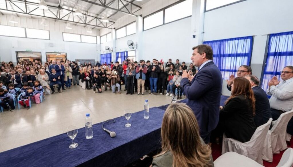 El gobernador Marcelo Orrego inauguró la ampliación y refacción integral de la Escuela República del Paraguay, ubicada en el Paraje Difunta Correa, en Vallecito. La obra permitió mejorar las condiciones edilicias del establecimiento y sumar nuevos espacios destinados a los estudiantes, docentes y toda la comunidad educativa de la zona.