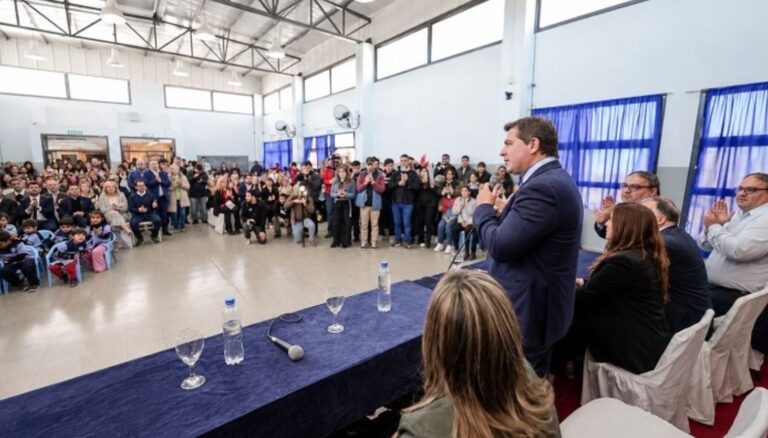El gobernador Marcelo Orrego inauguró la ampliación y refacción integral de la Escuela República del Paraguay, ubicada en el Paraje Difunta Correa, en Vallecito. La obra permitió mejorar las condiciones edilicias del establecimiento y sumar nuevos espacios destinados a los estudiantes, docentes y toda la comunidad educativa de la zona.