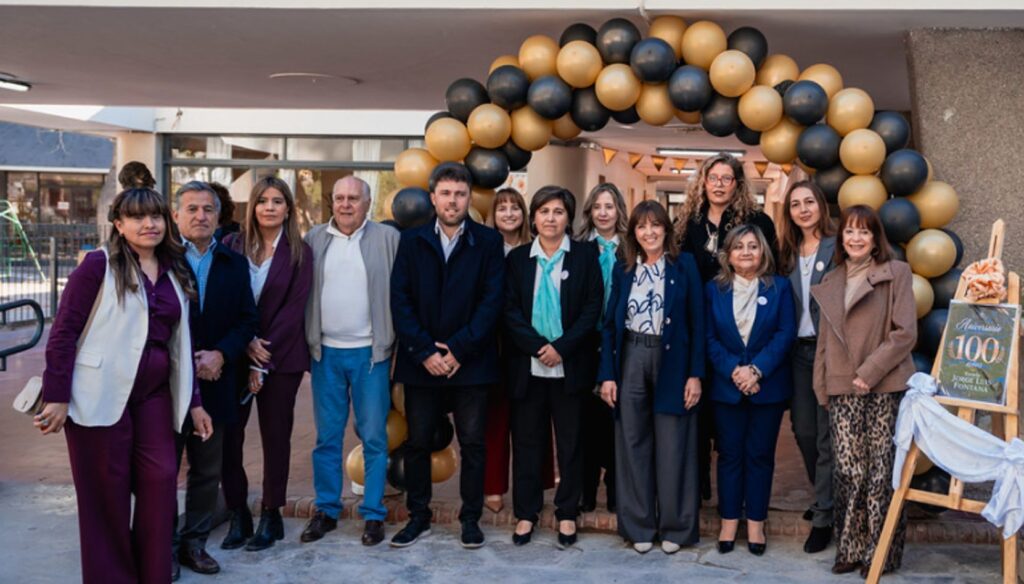 La escuela Luis Jorge Fontana, ubicada en el departamento Capital, celebró sus 100 años de vida institucional con un acto que reunió a estudiantes, docentes, familias, exalumnos y distintas generaciones que formaron parte de la historia de la institución. La escuela inició sus actividades el 6 de septiembre de 1926, con 89 alumnos y dos divisiones, luego de un pedido realizado por vecinos del entonces Desvío Gutiérrez. Ese mismo año recibió oficialmente el nombre de Coronel Don Luis Jorge Fontana.