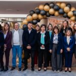 La escuela Luis Jorge Fontana, ubicada en el departamento Capital, celebró sus 100 años de vida institucional con un acto que reunió a estudiantes, docentes, familias, exalumnos y distintas generaciones que formaron parte de la historia de la institución. La escuela inició sus actividades el 6 de septiembre de 1926, con 89 alumnos y dos divisiones, luego de un pedido realizado por vecinos del entonces Desvío Gutiérrez. Ese mismo año recibió oficialmente el nombre de Coronel Don Luis Jorge Fontana.