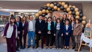 La escuela Luis Jorge Fontana, ubicada en el departamento Capital, celebró sus 100 años de vida institucional con un acto que reunió a estudiantes, docentes, familias, exalumnos y distintas generaciones que formaron parte de la historia de la institución. La escuela inició sus actividades el 6 de septiembre de 1926, con 89 alumnos y dos divisiones, luego de un pedido realizado por vecinos del entonces Desvío Gutiérrez. Ese mismo año recibió oficialmente el nombre de Coronel Don Luis Jorge Fontana.