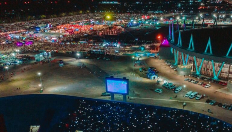 La Fiesta Nacional del Sol 2026 comenzó a definir su propuesta con la apertura de las primeras convocatorias para quienes quieran participar de la tradicional celebración sanjuanina. Desde el 7 de septiembre, músicos, gastronómicos, artesanos, cooperativas y emprendimientos podrán completar los formularios de inscripción a través del sitio oficial de la fiesta. La edición de este año tendrá como temática central “Parque Triásico”.