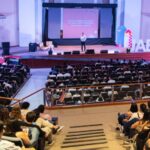 La asociación civil sin fines de lucro Jóvenes Administradores de Empresas (JAE) confirmó que su Jornada Anual 2026 se realizará el sábado 10 de octubre en el Velódromo Vicente Chancay de San Juan. Bajo el lema “Hacé que pase”, el encuentro reunirá a la comunidad emprendedora de la provincia en una jornada que contará con cinco charlas, espacios de networking, empresas aliadas, sorteos y una propuesta especial de after para quienes adquieran entradas VIP.