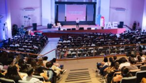 La asociación civil sin fines de lucro Jóvenes Administradores de Empresas (JAE) confirmó que su Jornada Anual 2026 se realizará el sábado 10 de octubre en el Velódromo Vicente Chancay de San Juan. Bajo el lema “Hacé que pase”, el encuentro reunirá a la comunidad emprendedora de la provincia en una jornada que contará con cinco charlas, espacios de networking, empresas aliadas, sorteos y una propuesta especial de after para quienes adquieran entradas VIP.