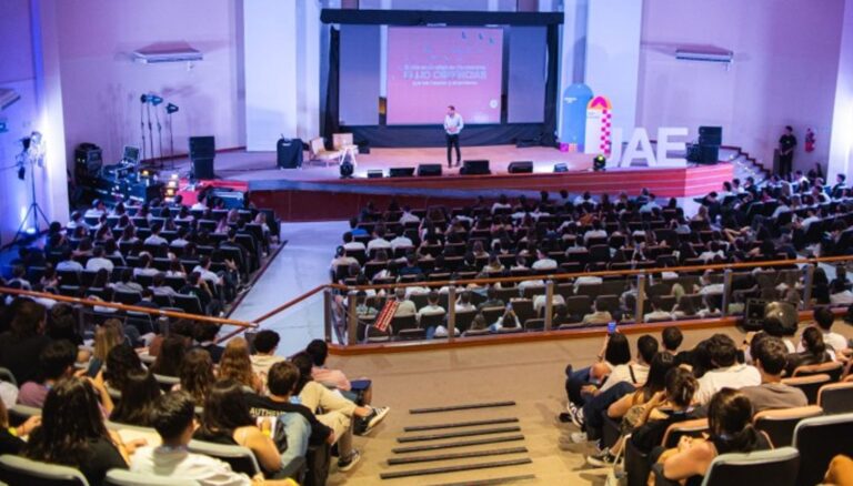 La asociación civil sin fines de lucro Jóvenes Administradores de Empresas (JAE) confirmó que su Jornada Anual 2026 se realizará el sábado 10 de octubre en el Velódromo Vicente Chancay de San Juan. Bajo el lema “Hacé que pase”, el encuentro reunirá a la comunidad emprendedora de la provincia en una jornada que contará con cinco charlas, espacios de networking, empresas aliadas, sorteos y una propuesta especial de after para quienes adquieran entradas VIP.