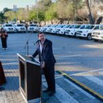 El gobernador de San Juan, Marcelo Orrego, encabezó este lunes el acto de presentación de 30 nuevas unidades móviles destinadas a fortalecer el trabajo operativo de Obras Sanitarias. La entrega se realizó en la playa de estacionamiento del Teatro del Bicentenario y representa una importante renovación del parque automotor de la empresa estatal, con el objetivo de mejorar la atención de los reclamos y las tareas vinculadas a los servicios de agua potable y saneamiento.