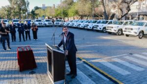 El gobernador de San Juan, Marcelo Orrego, encabezó este lunes el acto de presentación de 30 nuevas unidades móviles destinadas a fortalecer el trabajo operativo de Obras Sanitarias. La entrega se realizó en la playa de estacionamiento del Teatro del Bicentenario y representa una importante renovación del parque automotor de la empresa estatal, con el objetivo de mejorar la atención de los reclamos y las tareas vinculadas a los servicios de agua potable y saneamiento.