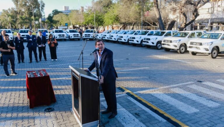 El gobernador de San Juan, Marcelo Orrego, encabezó este lunes el acto de presentación de 30 nuevas unidades móviles destinadas a fortalecer el trabajo operativo de Obras Sanitarias. La entrega se realizó en la playa de estacionamiento del Teatro del Bicentenario y representa una importante renovación del parque automotor de la empresa estatal, con el objetivo de mejorar la atención de los reclamos y las tareas vinculadas a los servicios de agua potable y saneamiento.