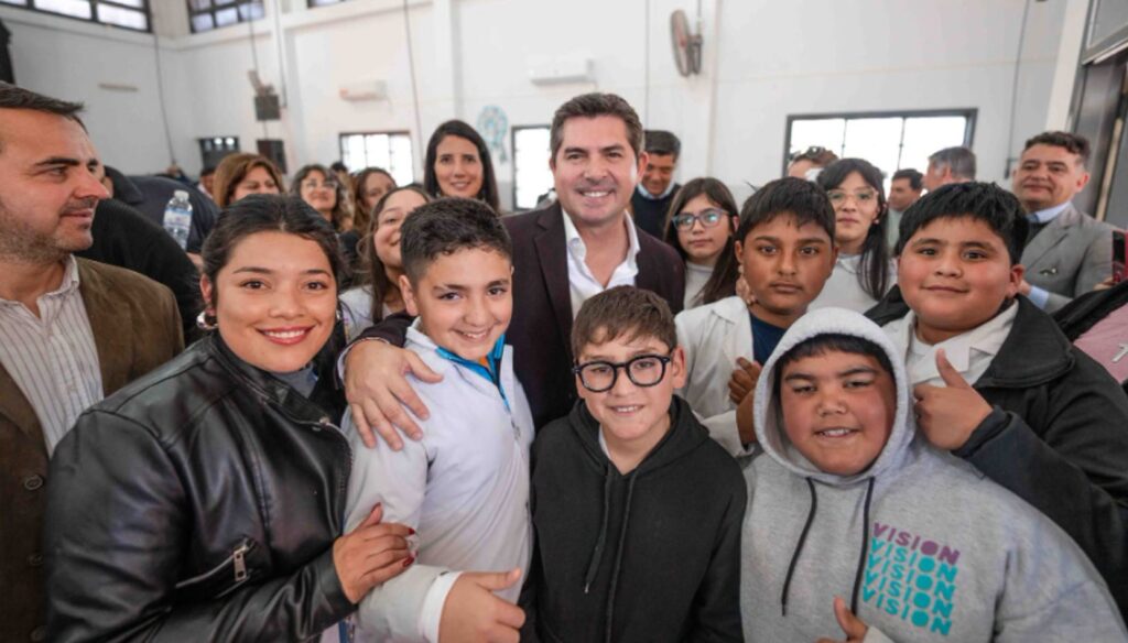 El gobernador de San Juan, Marcelo Orrego, llegó al departamento Jáchal para encabezar la entrega de viviendas y computadoras destinadas a familias y estudiantes de la comunidad. Durante la jornada, el mandatario anunció además la construcción de un nuevo playón polideportivo para la escuela Antonio Quaranta, una obra largamente esperada por la institución educativa.