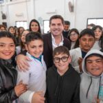 El gobernador de San Juan, Marcelo Orrego, llegó al departamento Jáchal para encabezar la entrega de viviendas y computadoras destinadas a familias y estudiantes de la comunidad. Durante la jornada, el mandatario anunció además la construcción de un nuevo playón polideportivo para la escuela Antonio Quaranta, una obra largamente esperada por la institución educativa.