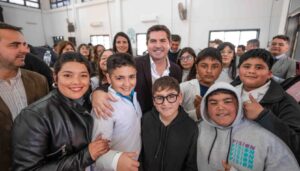 El gobernador de San Juan, Marcelo Orrego, llegó al departamento Jáchal para encabezar la entrega de viviendas y computadoras destinadas a familias y estudiantes de la comunidad. Durante la jornada, el mandatario anunció además la construcción de un nuevo playón polideportivo para la escuela Antonio Quaranta, una obra largamente esperada por la institución educativa.