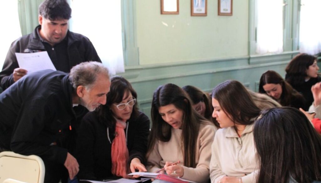 La Secretaría de Ambiente y Desarrollo Sustentable llevó adelante en el departamento Jáchal una nueva jornada del programa Bosque en la Escuela, una iniciativa destinada a promover la educación ambiental y la conservación de los bosques nativos. La propuesta busca involucrar a las comunidades educativas mediante actividades prácticas y lúdicas relacionadas con la protección de los ecosistemas autóctonos.