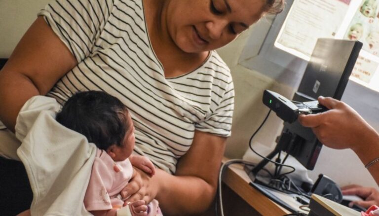 El Ministerio de Gobierno de San Juan dio a conocer los requisitos y las modalidades para realizar la inscripción de nacimiento de los recién nacidos en la provincia. El trámite debe realizarse dentro de los primeros 40 días corridos desde el nacimiento y permite obtener de manera gratuita la primera copia del acta de nacimiento y el primer ejemplar del Documento Nacional de Identidad del bebé.