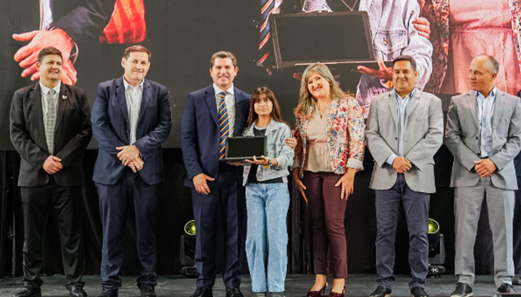 El gobernador de San Juan, Marcelo Orrego, encabezó una nueva entrega de computadoras del programa provincial “Maestro de América, Cultivando el Futuro”, mediante el cual 1.400 estudiantes de escuelas públicas de Chimbas, Zonda y Ullum recibieron notebooks para acompañar sus actividades escolares.