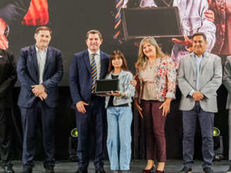 El gobernador de San Juan, Marcelo Orrego, encabezó una nueva entrega de computadoras del programa provincial “Maestro de América, Cultivando el Futuro”, mediante el cual 1.400 estudiantes de escuelas públicas de Chimbas, Zonda y Ullum recibieron notebooks para acompañar sus actividades escolares.
