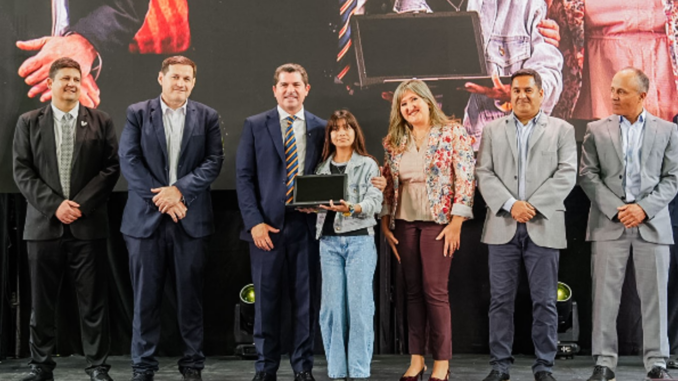 El gobernador de San Juan, Marcelo Orrego, encabezó una nueva entrega de computadoras del programa provincial “Maestro de América, Cultivando el Futuro”, mediante el cual 1.400 estudiantes de escuelas públicas de Chimbas, Zonda y Ullum recibieron notebooks para acompañar sus actividades escolares.