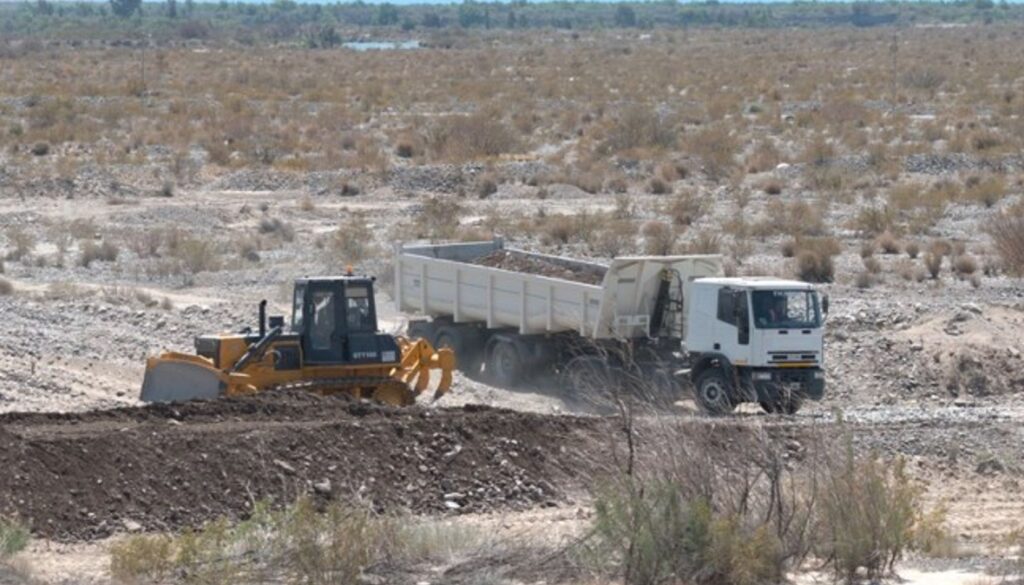 La obra de mantenimiento y encauzamiento del río San Juan registra un avance del 30% y continúa con intervenciones destinadas a mejorar la circulación del agua y reforzar las defensas existentes. Actualmente, los trabajos se concentran en el margen izquierdo del cauce, mientras que ya finalizaron las tareas en el canal ubicado aguas abajo del puente de calle Las Moras.