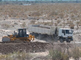 La obra de mantenimiento y encauzamiento del río San Juan registra un avance del 30% y continúa con intervenciones destinadas a mejorar la circulación del agua y reforzar las defensas existentes. Actualmente, los trabajos se concentran en el margen izquierdo del cauce, mientras que ya finalizaron las tareas en el canal ubicado aguas abajo del puente de calle Las Moras.