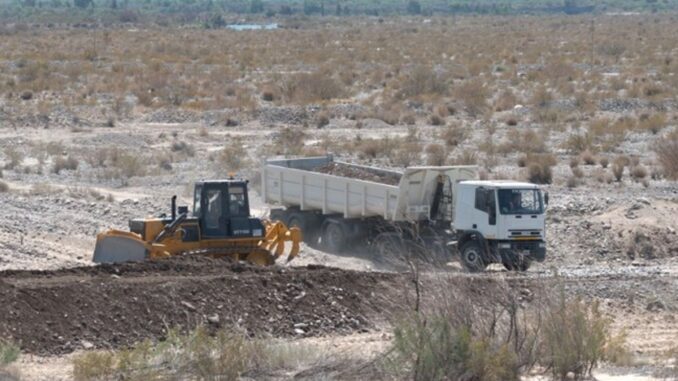 La obra de mantenimiento y encauzamiento del río San Juan registra un avance del 30% y continúa con intervenciones destinadas a mejorar la circulación del agua y reforzar las defensas existentes. Actualmente, los trabajos se concentran en el margen izquierdo del cauce, mientras que ya finalizaron las tareas en el canal ubicado aguas abajo del puente de calle Las Moras.