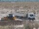 La obra de mantenimiento y encauzamiento del río San Juan registra un avance del 30% y continúa con intervenciones destinadas a mejorar la circulación del agua y reforzar las defensas existentes. Actualmente, los trabajos se concentran en el margen izquierdo del cauce, mientras que ya finalizaron las tareas en el canal ubicado aguas abajo del puente de calle Las Moras.